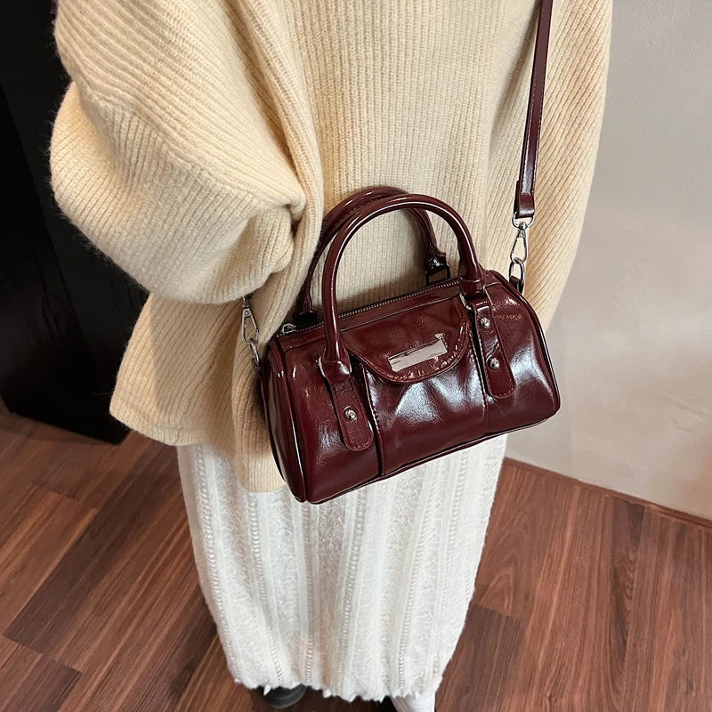 Petit sac à main femme ALESSIA en cuir bordeaux vernis élégant, compact et chic, parfait pour transporter téléphone, portefeuille et essentiels avec style et confort