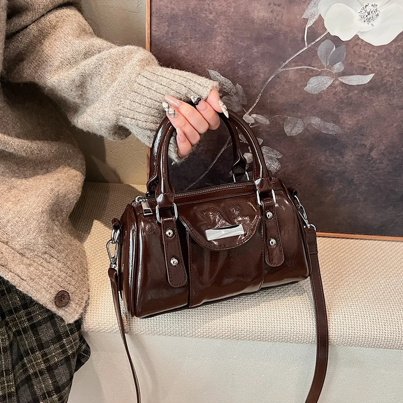 Petit sac à main femme ALESSIA en cuir café vernis élégant, compact et chic, parfait pour transporter téléphone, portefeuille et essentiels avec style et confort