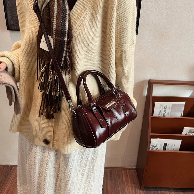 Petit sac à main femme ALESSIA en cuir bordeaux vernis élégant, compact et chic, parfait pour transporter téléphone, portefeuille et essentiels avec style et confort