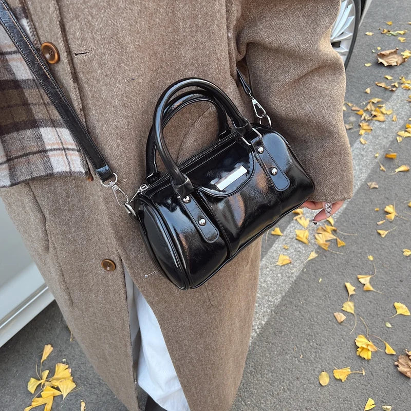 Petit sac à main femme ALESSIA en cuir noir vernis élégant, compact et chic, parfait pour transporter téléphone, portefeuille et essentiels avec style et confort.