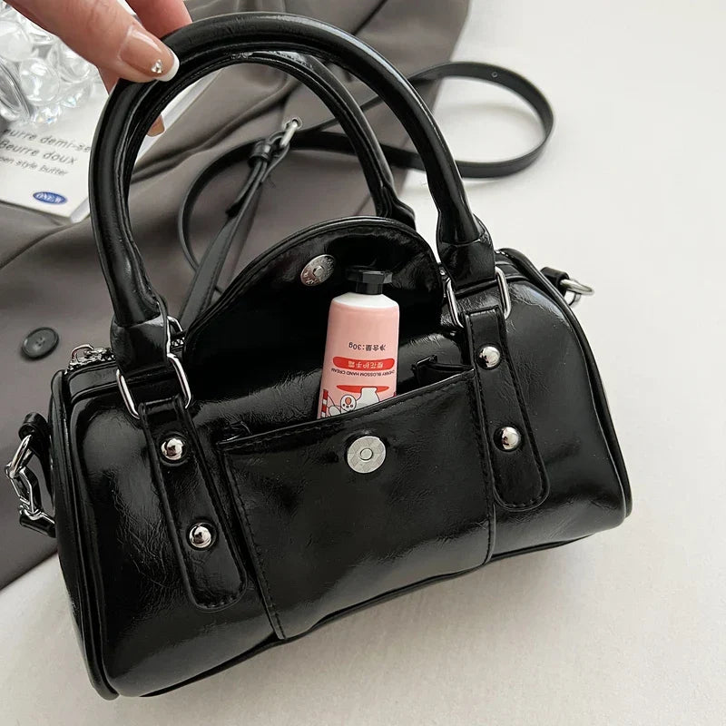 Petit sac à main femme ALESSIA en cuir noir vernis élégant, compact et chic, parfait pour transporter téléphone, portefeuille et essentiels avec style et confort.