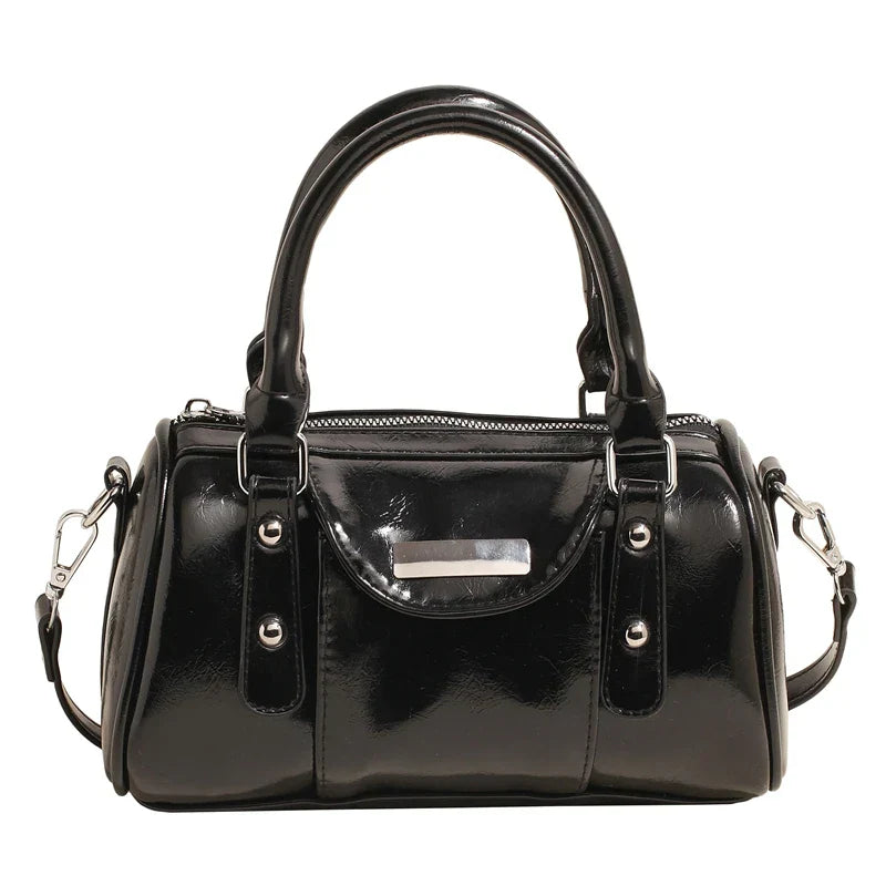 Petit sac à main femme ALESSIA en cuir noir vernis élégant, compact et chic, parfait pour transporter téléphone, portefeuille et essentiels avec style et confort.