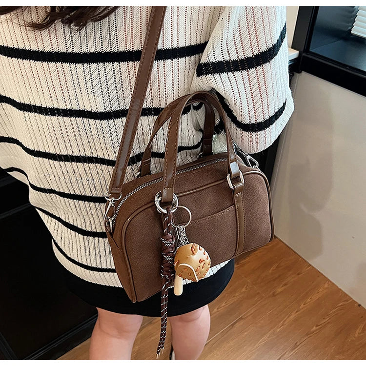 Sac bandoulière Alina en daim marron, chic et pratique, idéal pour transporter vos essentiels avec style.