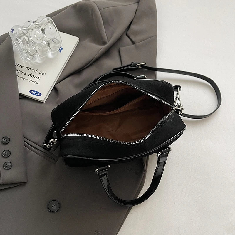 Sac bandoulière Alina en daim noir, chic et pratique, idéal pour transporter vos essentiels avec style.