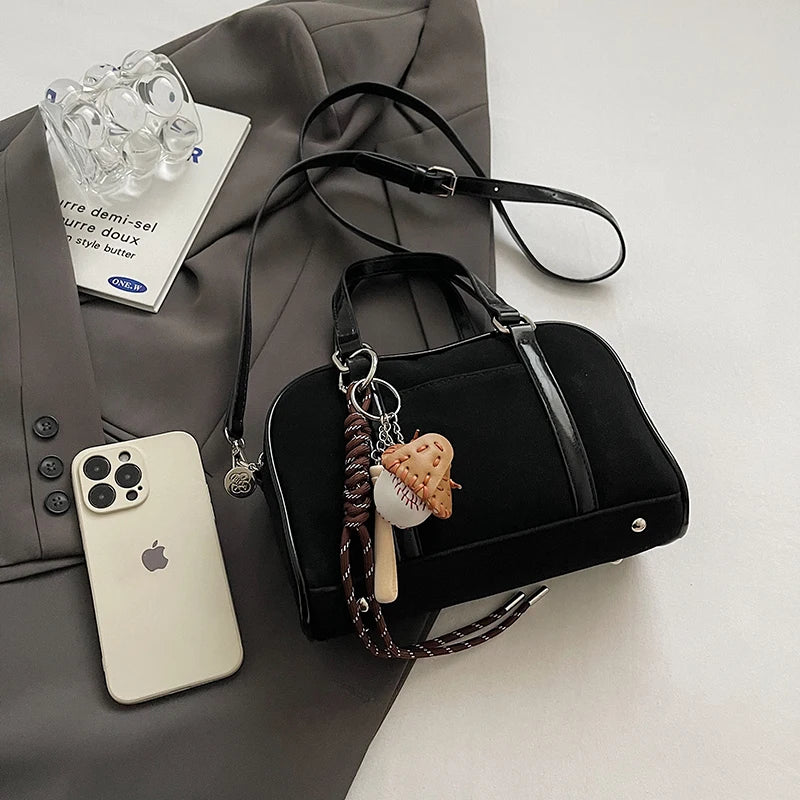 Sac bandoulière Alina en daim noir, chic et pratique, idéal pour transporter vos essentiels avec style.