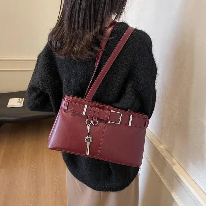 Succombez au sac ALITA, sac à main en cuir bordeaux élégant avec bandoulière, compact et raffiné, idéal pour sublimer vos tenues au quotidien