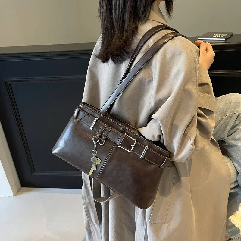 Succombez au sac ALITA, sac à main en cuir café élégant avec bandoulière, compact et raffiné, idéal pour sublimer vos tenues au quotidien
