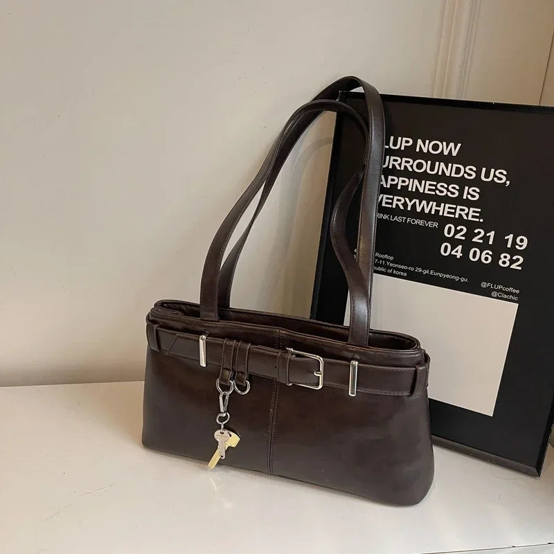 Succombez au sac ALITA, sac à main en cuir café élégant avec bandoulière, compact et raffiné, idéal pour sublimer vos tenues au quotidien