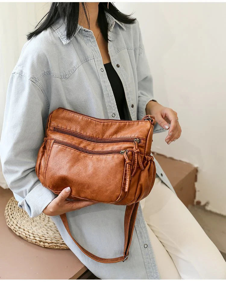 Sac à main ALIZÉE multipoche en bandoulière marron, en cuir souple, design moderne et pratique, idéal pour transporter vos essentiels au quotidien