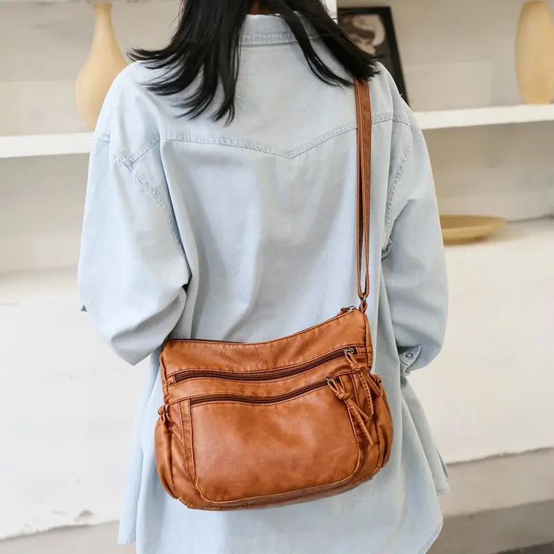 Sac à main ALIZÉE multipoche en bandoulière marron, en cuir souple, design moderne et pratique, idéal pour transporter vos essentiels au quotidien