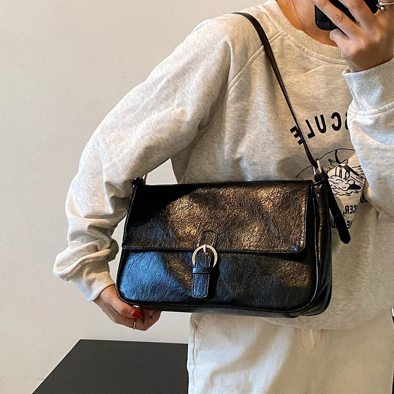 sac bandoulière femme rétro cuir noir lisse chic et pratique Aurora – sac à main élégant pour sorties et quotidien