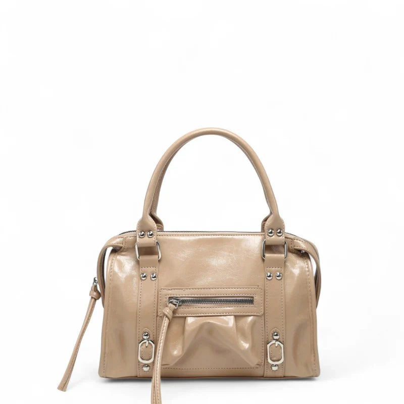 Sac à main CARLA en cuir beige effet brillant, avec détails métalliques, finitions soignées, anses solides, bandoulière réglable et grand compartiment zippé, parfait pour le travail et les sorties.