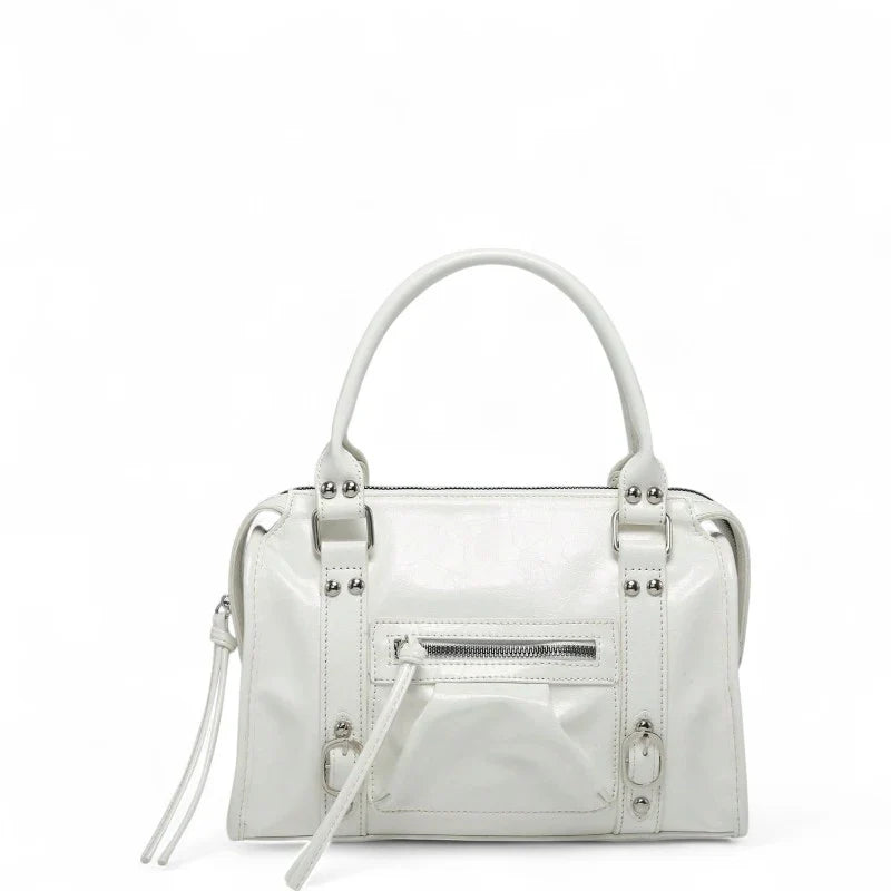 Sac à main CARLA en cuir noir effet brillant, avec détails métalliques, finitions soignées, anses solides, bandoulière réglable et grand compartiment zippé, parfait pour le travail et les sorties.