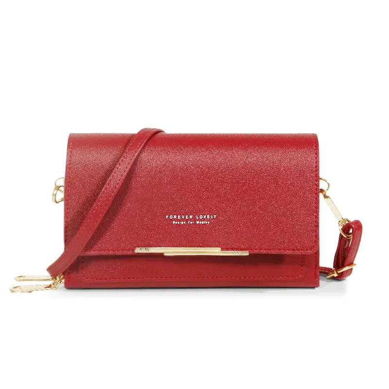 Sac à main CASSIE en cuir synthètique rouge, bandoulière ajustable, avec rabat, compartiments et poches pour organiser vos essentiels avec style et praticité.