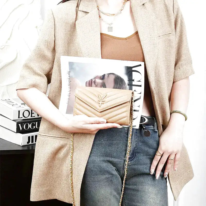 Petit sac à main pochette beige en cuir souple CHOU, élégant, compact et pratique, parfait pour transporter téléphone, clés et porte-cartes avec style