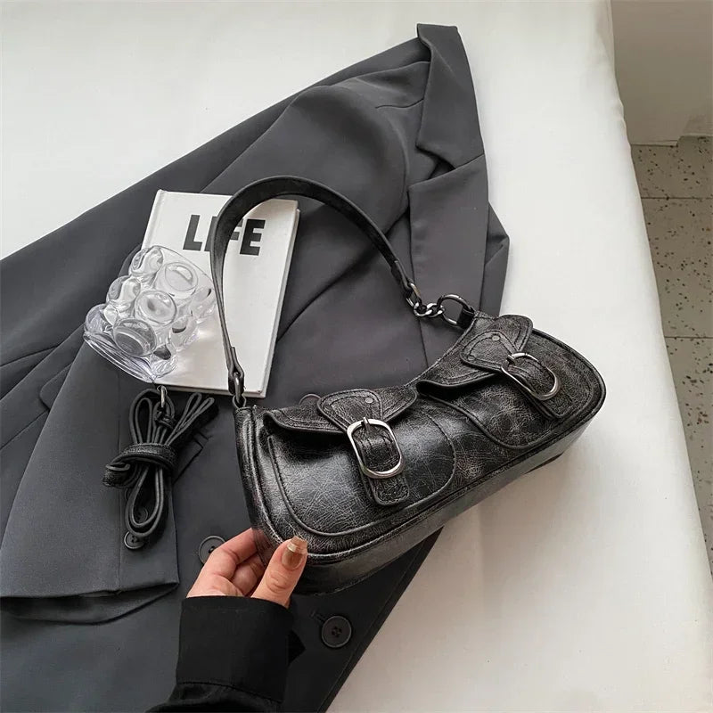 Petit sac à main vintage couleur noir ELEONORA en format compact, au style rétro chic et raffiné.