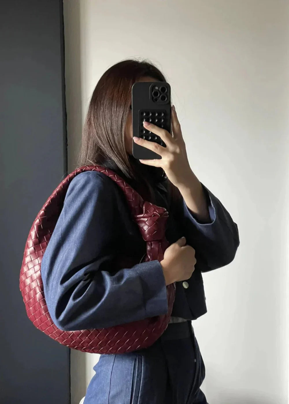 Sac cuir tressé demi lune bordeaux élégant pour femme, design chic et pratique, parfait pour un usage quotidien ou une sortie sophistiquée.