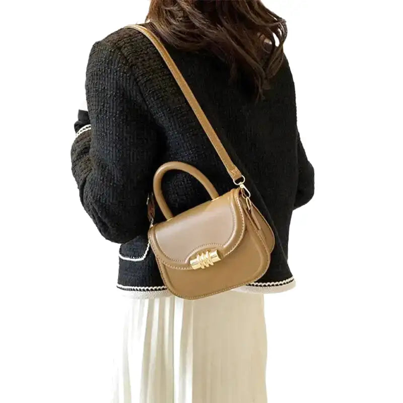 Petit sac à main rigide ELISA en bandoulière marron, design compact et élégant, idéal pour transporter téléphone, porte-cartes et clés avec style