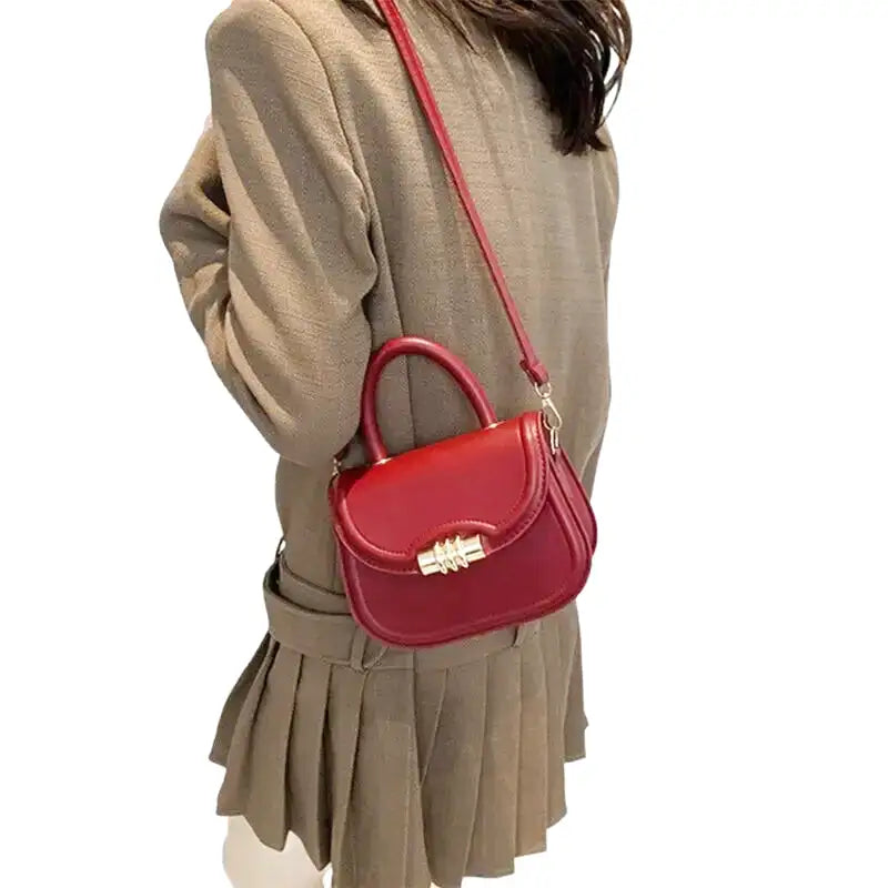 Petit sac à main rigide ELISA en bandoulière rouge, design compact et élégant, idéal pour transporter téléphone, porte-cartes et clés avec style