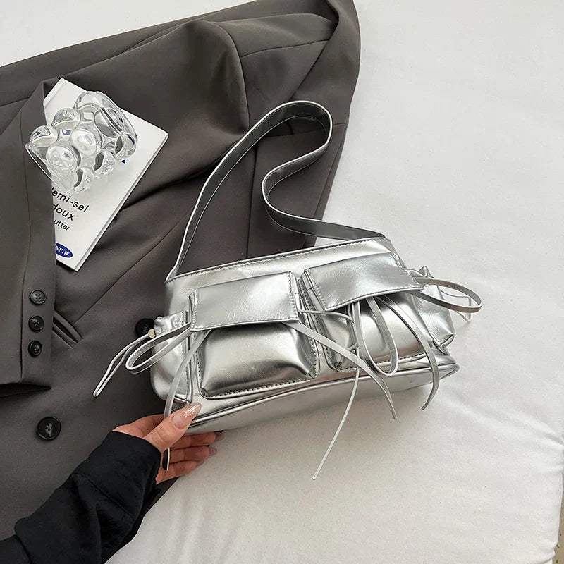 Sac à main Fiona en cuir vernis argenté avec bandoulière, spacieux et raffiné, idéal pour cahiers et essentiels du quotidien.