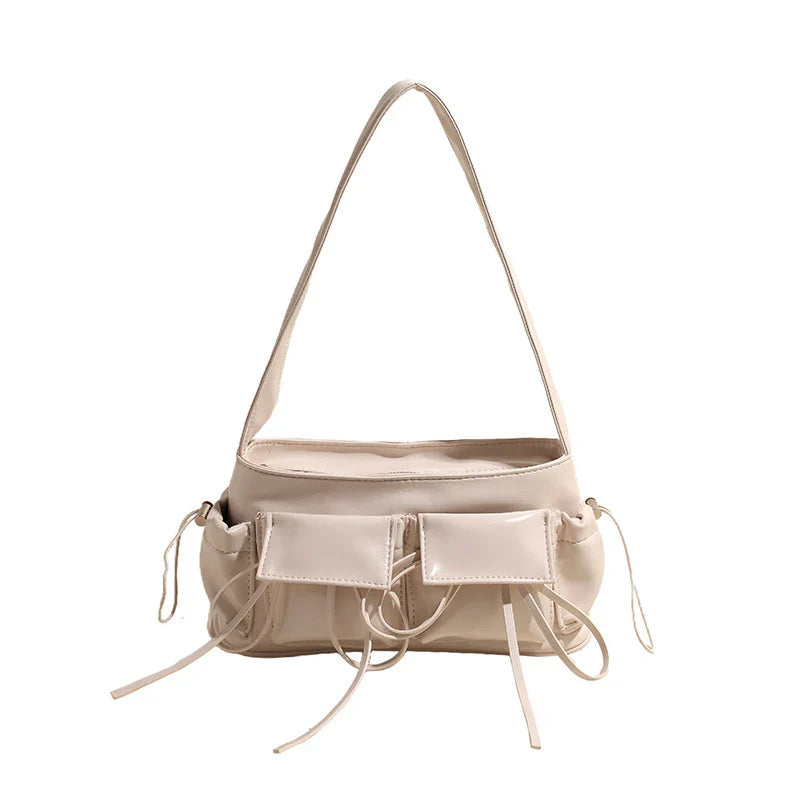 Sac à main Fiona en cuir vernis beige avec bandoulière, spacieux et raffiné, idéal pour cahiers et essentiels du quotidien.