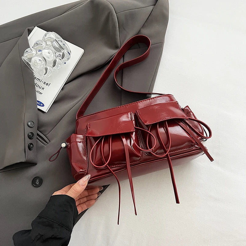 Sac à main Fiona en cuir vernis bordeaux avec bandoulière, spacieux et raffiné, idéal pour cahiers et essentiels du quotidien.