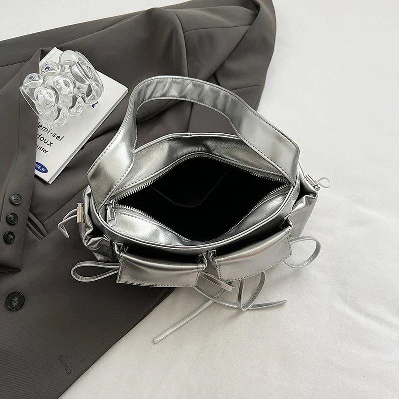 Sac à main Fiona en cuir vernis argenté avec bandoulière, spacieux et raffiné, idéal pour cahiers et essentiels du quotidien.