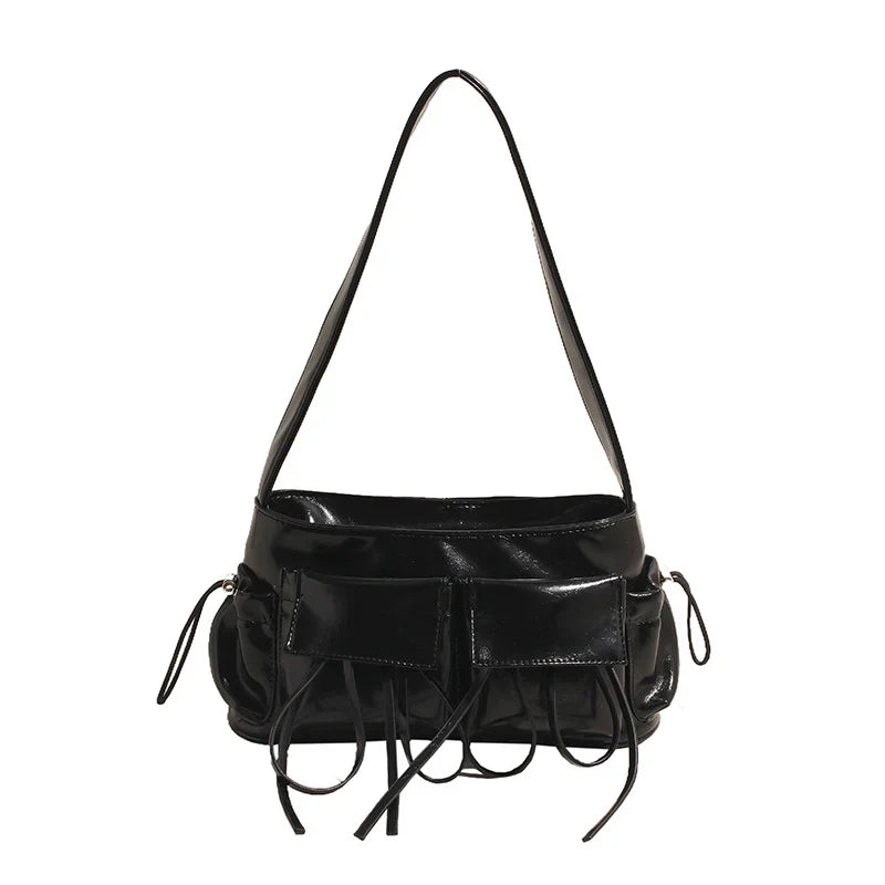 Sac à main Fiona en cuir vernis noir avec bandoulière, spacieux et raffiné, idéal pour essentiels du quotidien.
