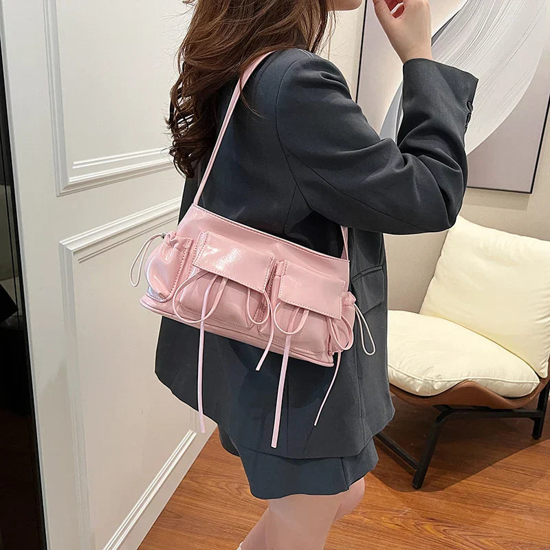 Sac à main Fiona en cuir vernis rose avec bandoulière, spacieux et raffiné, idéal pour cahiers et essentiels du quotidien.