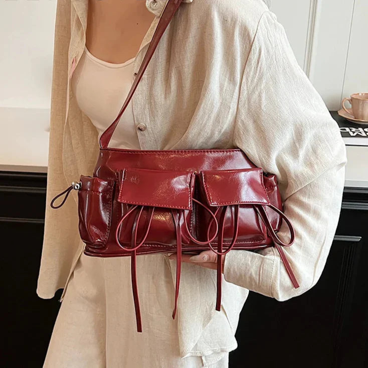 Sac à main Fiona en cuir vernis bordeaux avec bandoulière, spacieux et raffiné, idéal pour cahiers et essentiels du quotidien.
