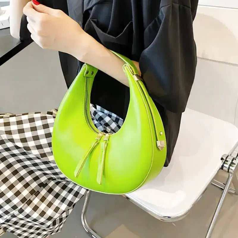 Sac à main femme Gloria vert en forme de demi-lune, élégant et compact, parfait pour vos sorties, rendez-vous ou soirées, chic, pratique et durable.