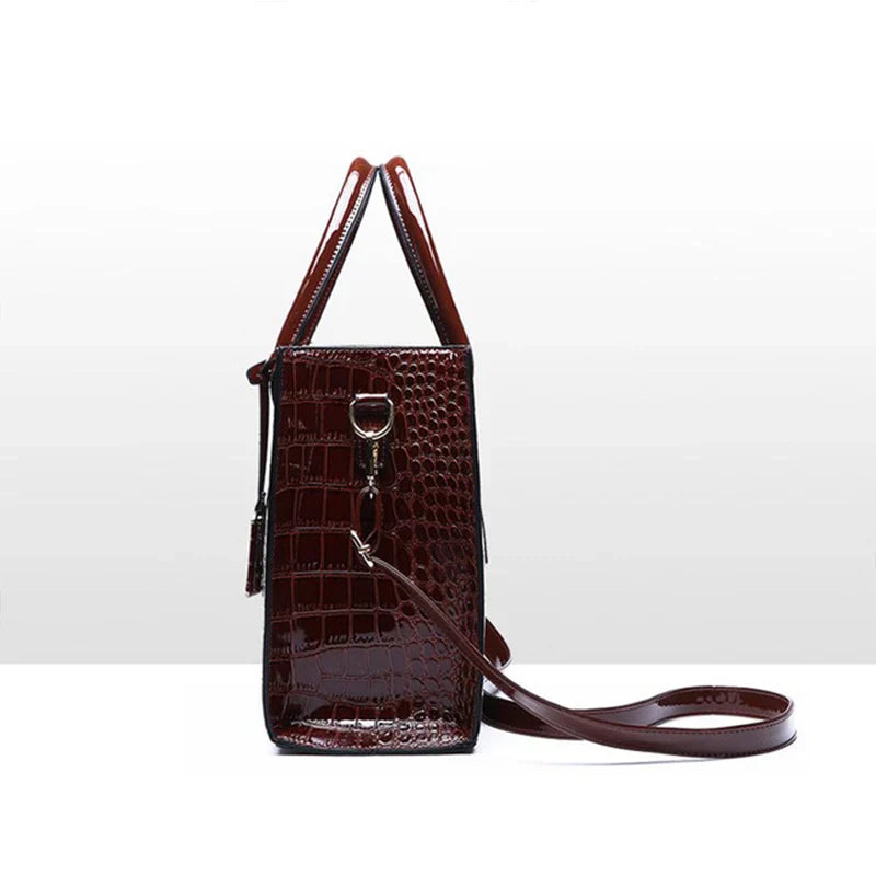 Sac à main IRISA en cuir vernis marron motif croco, grande capacité, élégant et pratique, parfait pour transporter vos essentiels avec style.