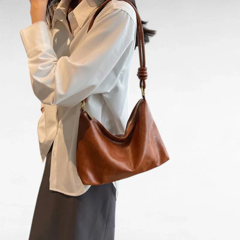 Sac à main femme ISA en cuir souple marron élégant, spacieux et chic, parfait pour transporter ordinateur, cahiers et essentiels avec style et confort au quotidien.
