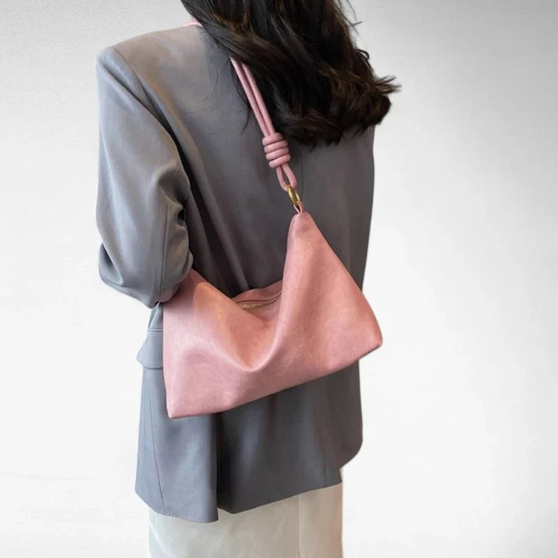 Sac à main femme ISA en cuir souple rose élégant, spacieux et chic, parfait pour transporter ordinateur, cahiers et essentiels avec style et confort au quotidien.