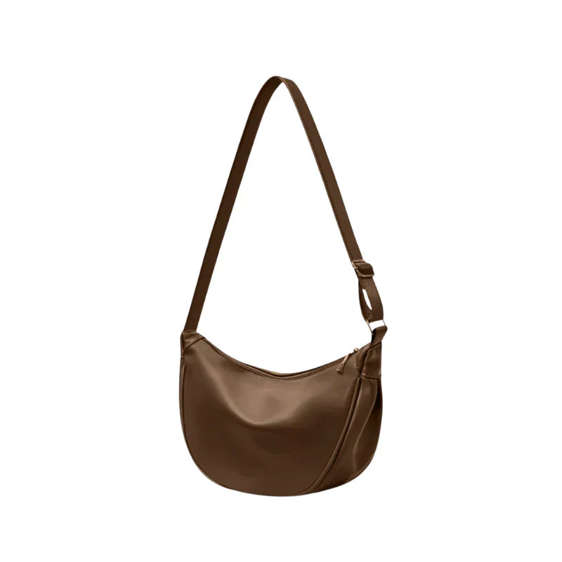 Sac à main ISABELLA bandoulière demi-lune en cuir marron lisse, compact et raffiné, idéal pour transporter vos essentiels avec style au quotidien