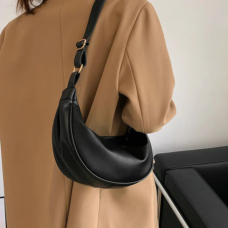 Sac à main ISABELLA bandoulière demi-lune en cuir lisse noir, compact et raffiné, idéal pour transporter vos essentiels avec style au quotidien