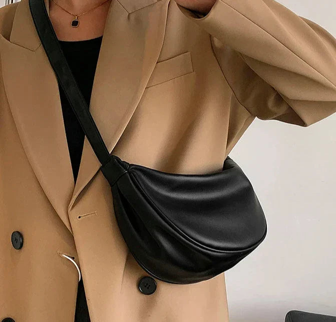 Sac à main ISABELLA bandoulière demi-lune en cuir noir lisse, compact et raffiné, idéal pour transporter vos essentiels avec style au quotidien