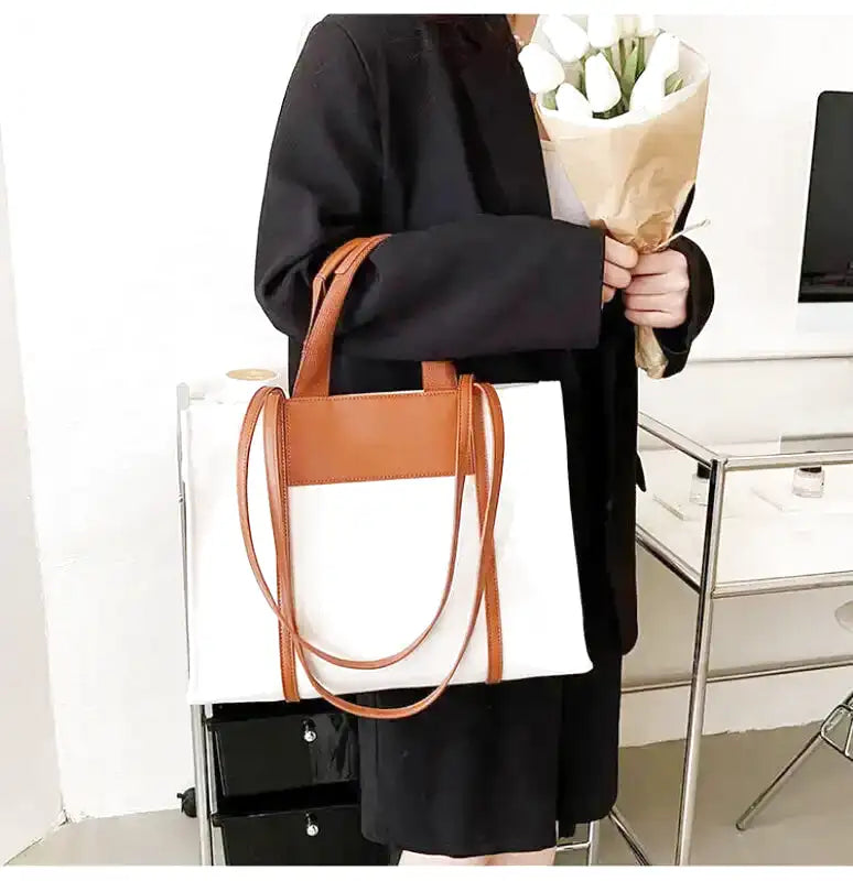 ac à main IVY en toile résistante BLANCHE, bandoulière ajustable, cabas spacieux avec compartiments pour organiser vos essentiels avec style et confort, anses marron.