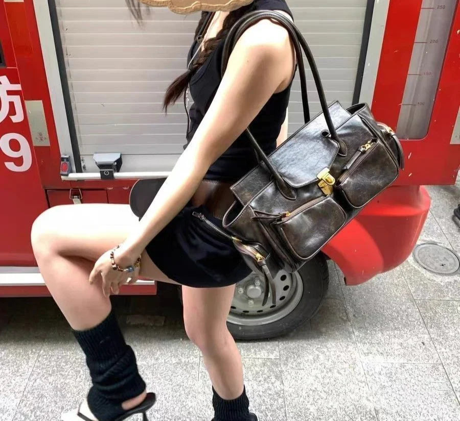 Sac à main Jila en cuir, spacieux et structuré, idéal pour transporter téléphone, portefeuille et accessoires avec style et praticité.