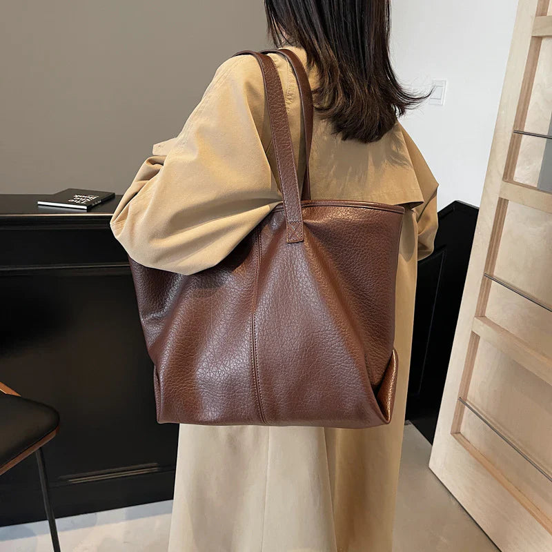 Sac à main KIM en cuir café, moderne et pratique, grand sac tote bag avec intérieur spacieux et finitions soignées, parfait pour le quotidien et le travail, porté épaule.