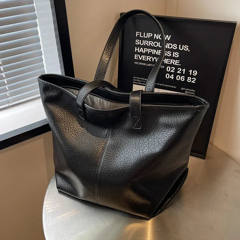 Sac à main KIM en cuir noir, moderne et pratique, grand sac tote bag avec intérieur spacieux et finitions soignées, parfait pour le quotidien et le travail.