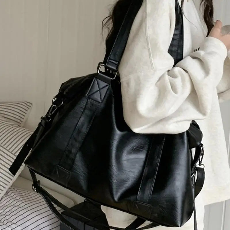 Sac à main de cours LISA élégant en cuir noir, format spacieux pour ordinateur et cahiers