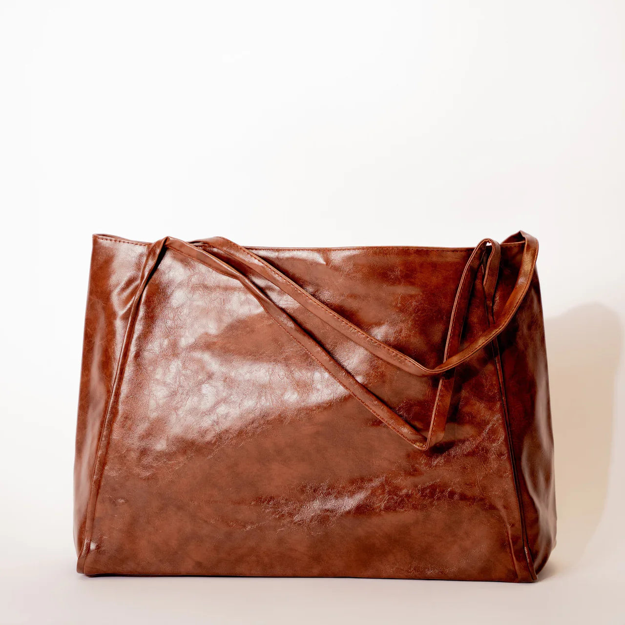 Sac à main LORIA en cuir marron, moderne et chic, avec bandoulière ajustable, intérieur spacieux et compartiments organisés, parfait pour le quotidien et les sorties.