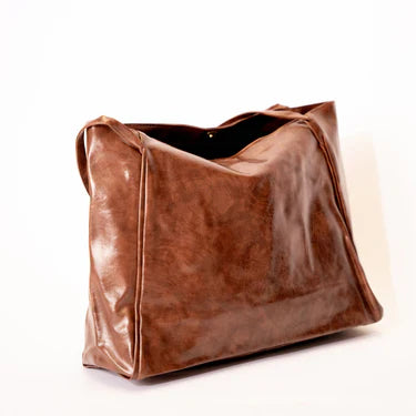 Sac à main LORIA en cuir marron, moderne et chic, avec bandoulière ajustable, intérieur spacieux et compartiments organisés, parfait pour le quotidien et les sorties.