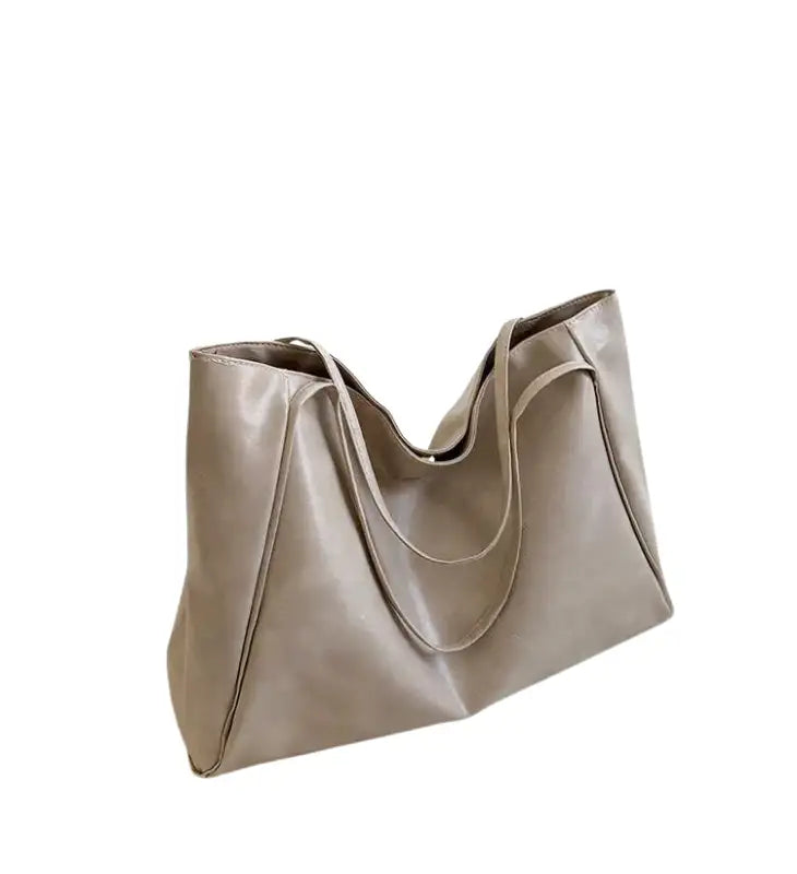 Sac à main LORIA en cuir BEIGE, moderne et chic, avec bandoulière ajustable, intérieur spacieux et compartiments organisés, parfait pour le quotidien et les sorties.