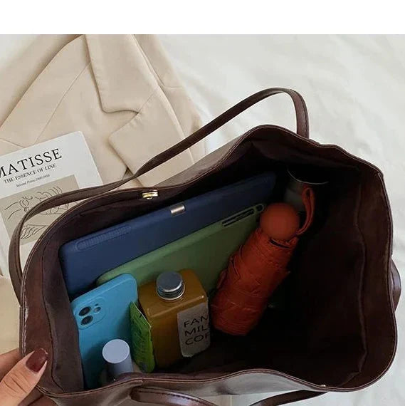 Sac à main LORIA en cuir, moderne et chic, avec bandoulière ajustable, intérieur spacieux et compartiments organisés, parfait pour le quotidien et les sorties, vue intérieur du sac.