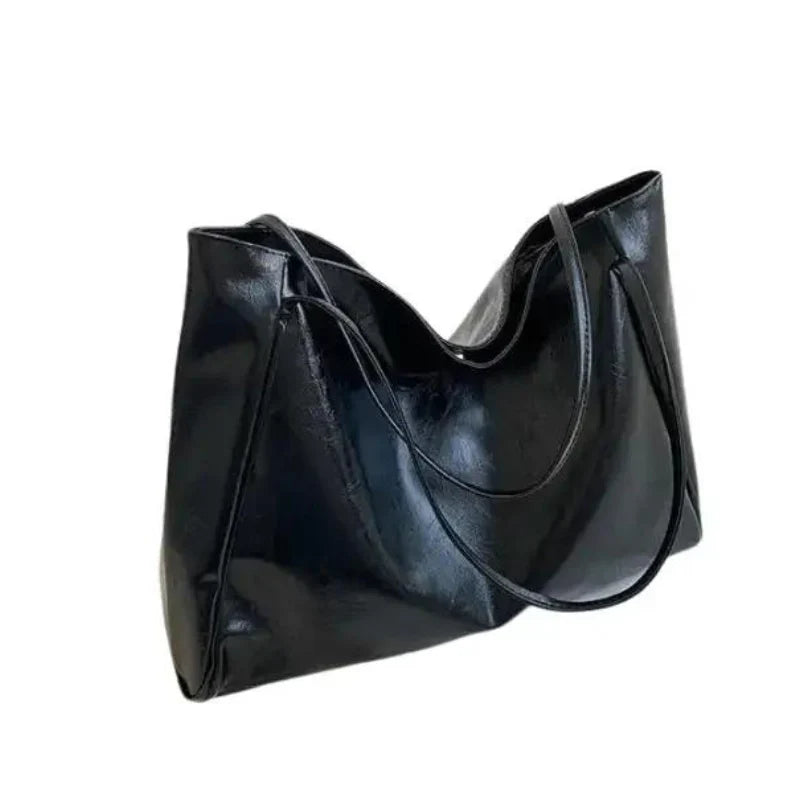 Sac à main LORIA en cuir NOIR, moderne et chic, avec bandoulière ajustable, intérieur spacieux et compartiments organisés, parfait pour le quotidien et les sorties.