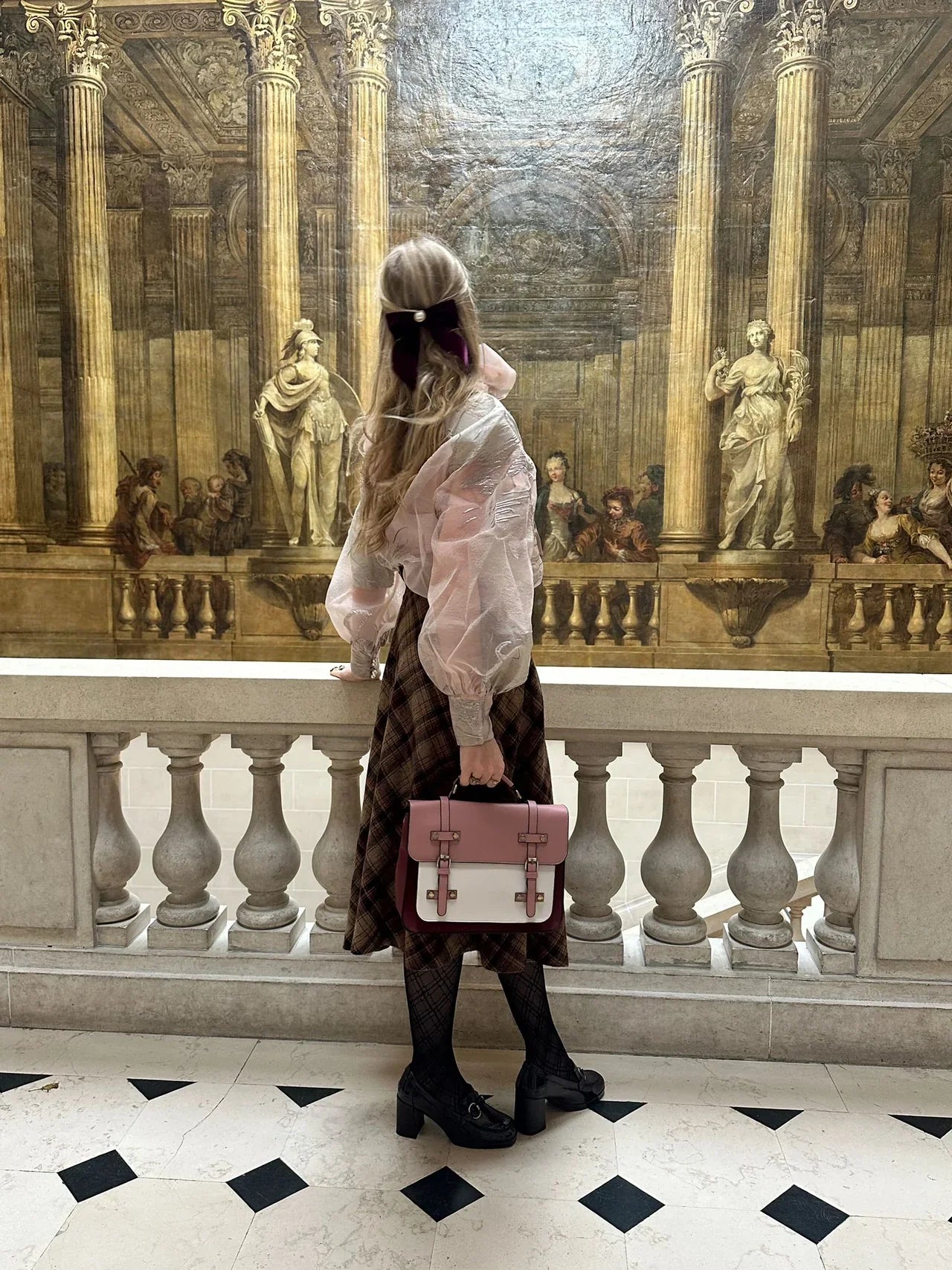 Grand sac à main Louise en cuir rose, spacieux et structuré, idéal pour transporter ordinateur, dossiers et effets personnels avec style, porter par une jeune femme