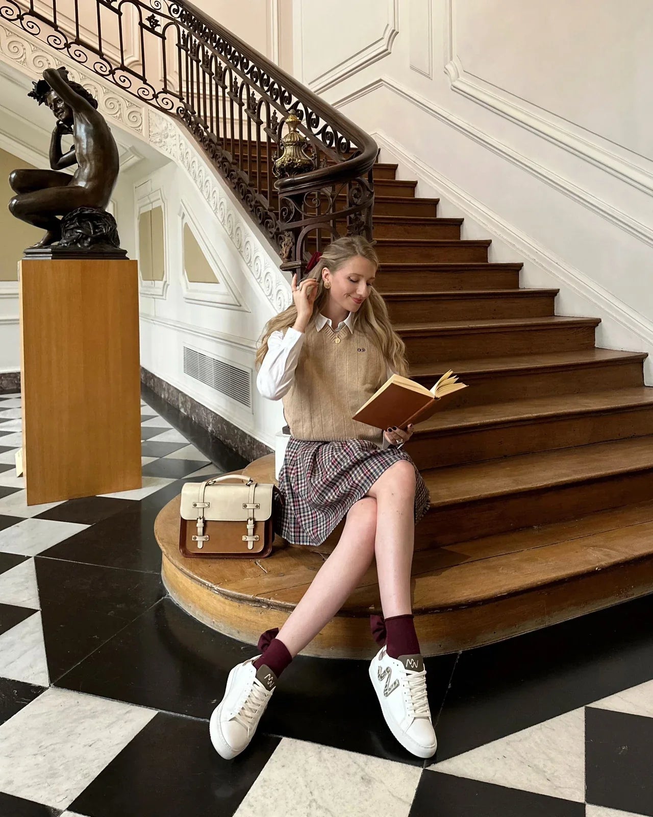 Grand sac à main Louise en cuir, spacieux et structuré, idéal pour transporter ordinateur, dossiers et effets personnels avec style, porter par une jeune femme