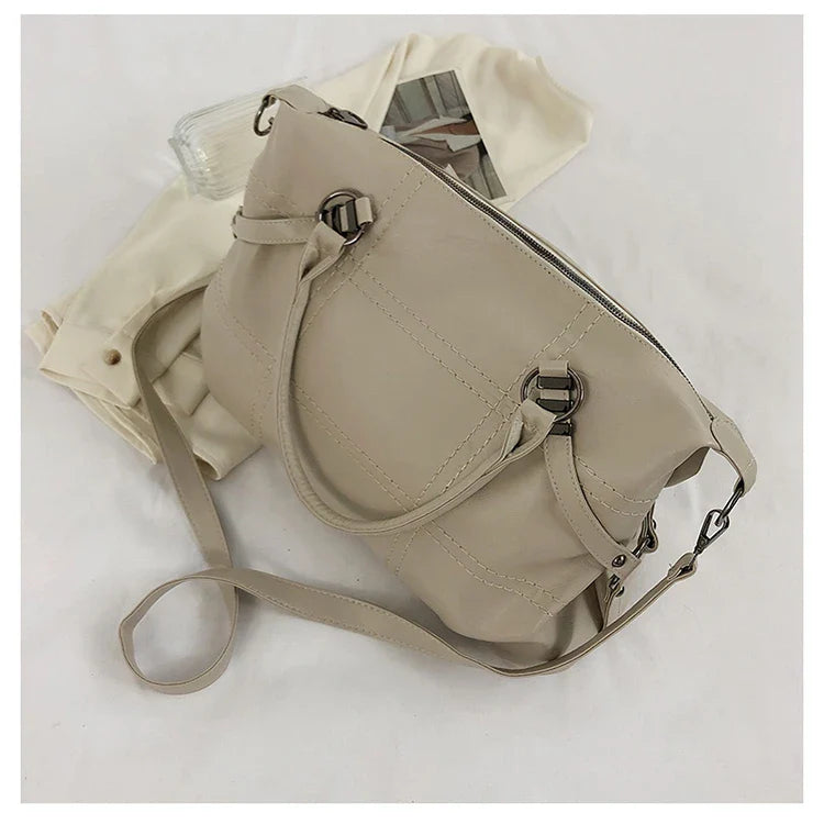 LUNA – Sac à main de cours vintage en cuir beige spacieux et élégant, idéal pour transporter ordinateur et documents avec style.